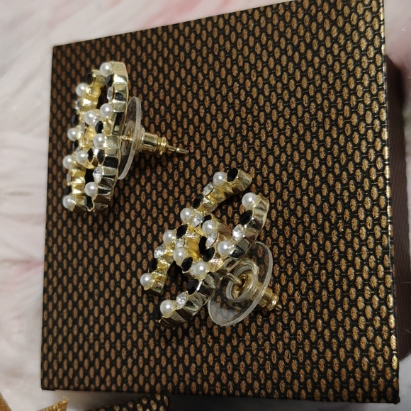 SALE! Auth CHANEL CC Black/White Crystals & Pearls Stud Earrings Gold Hardware - Picture 4 of 13